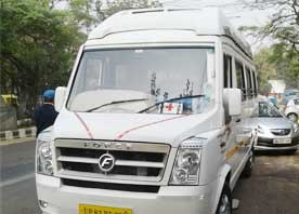 agra tour packages by 12 seater deluxe tempo traveller