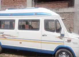 agra taj mahal tour by 10+1 seater deluxe tempo traveller