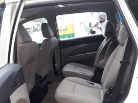 mahindra marazzo car hire in delhi